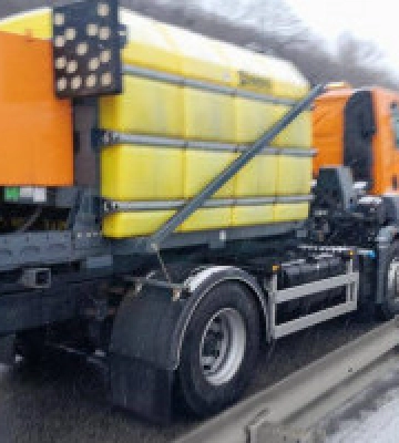 У Києві для посипання доріг за добу використано понад 120 тонн солі, протиожеледна обробка триває