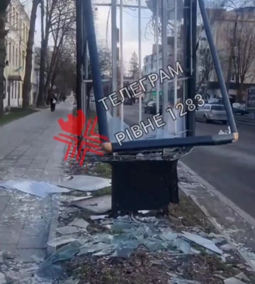 У Рівному вандали розтрощили рекламний щит