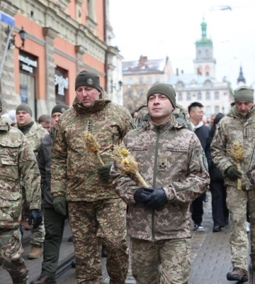 На площі Ангелів у Львові встановили головного дідуха міста, - ВІДЕО