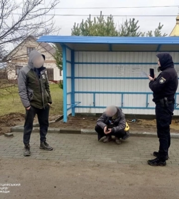У Луцьку чоловік викинув близько 20 пакетиків з наркотиками 
