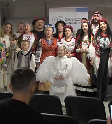 Різдвяний Вертеп у Рівненській обласній лікарні: не тільки збирають гроші на ЗСУ, а й відновлюють давні українські традиції&amp;hellip;