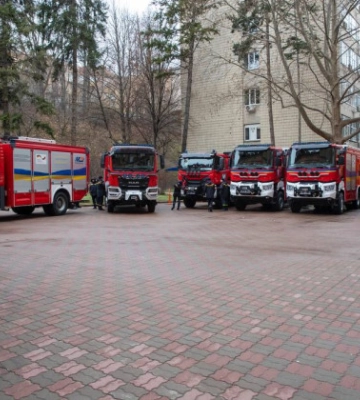 Київ отримав від німецьких міст-побратимів партію техніки: пожежно-рятувальні машини та сміттєвози