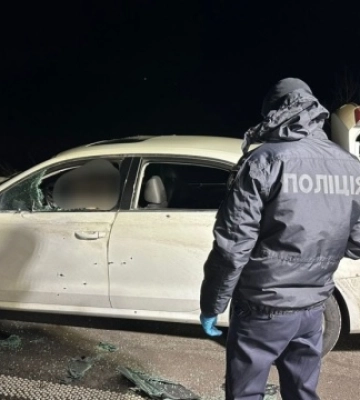 На Дніпропетровщині чоловік у балаклаві з автомата розстріляв авто, загинув водій