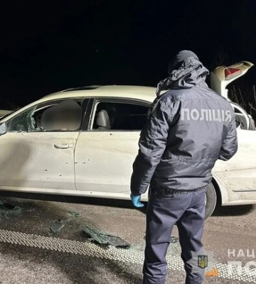 Неизвестный выбежал на дорогу и расстрелял авто на трассе Днепр-Решетиловка