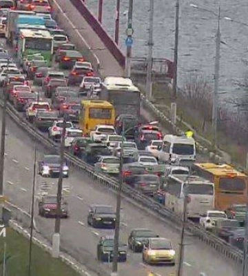 В Дніпрі через ДТП на мосту виник затор: як курсують через це тролейбуси