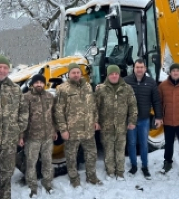 Ратнівська громада передала для теороборонівцям на Сході екскаватор-навантажувач