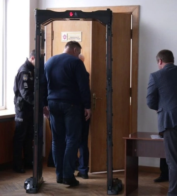 На сесію — через металошукач