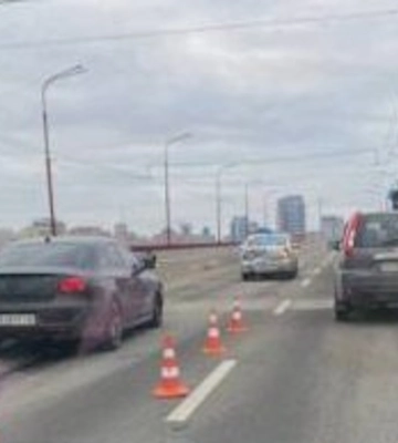 В Дніпрі через ДТП на мосту виник затор: як курсують через це тролейбуси