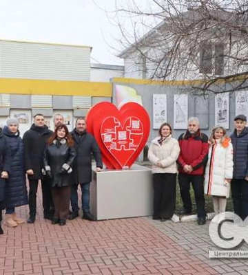 У Кропивницькому відкрили інсталяцію на честь національних діаспор (фоторепортаж)
