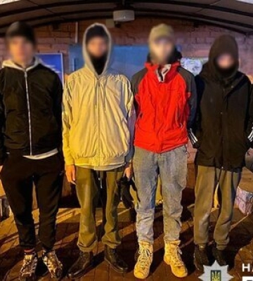 Підлітки в Києві надихнулись "Словом пацана" та пограбували однолітка. Можуть сісти на 10 років. ФОТО