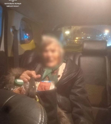 В Одесі поліцейські повернули додому бабусю, яка загубилася