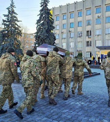 Військові із Запоріжжя вручили відзнаку волонтерці з Волині