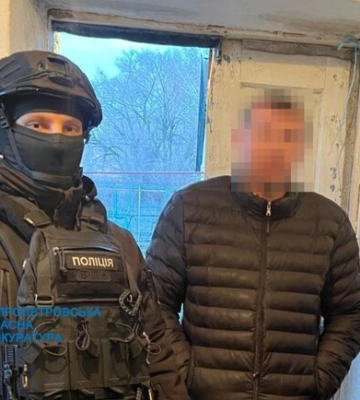 Ошукали волонтерів та військових на 1,2 мільйона гривень: у Дніпрі поліція викрила групу шахраїв. ФОТОрепортаж