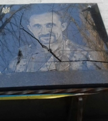 У Дніпрі невідомі розбили пам’ятну дошку «кіборгу» на позивний Сім’янин