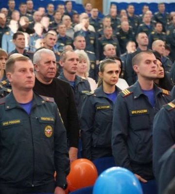 В Мелитополе спасатели-предатели открыто позировали с гауляйтершей на сцене ДК 