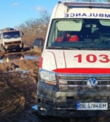 На Миколаївщині рятувальники витягли з болота швидку
