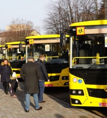 Віталій Бунечко: 26 громад Житомирщини отримали нові шкільні автобуси