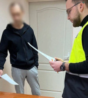У Києві шахрай намагався отримати від підприємця 100 тис долларів, видаючі себе за посадовця ДФС