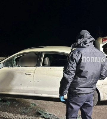 На Дніпропетровщині невідомий з автомату розстріляв автомобіль на трасі, водій загинув (ФОТО)