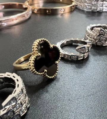 Киевские таможенники обнаружили ценную посылку с украшениями от «Cartier», «Bvlgari» и «Van Cleef&amp;Arpels»