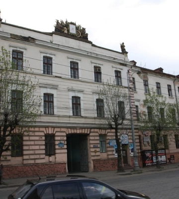 Чоловік вистрибнув з вікна приміщення ТЦК та СП у Чернівцях