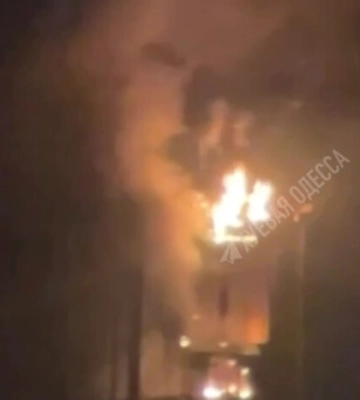 В Одесі внаслідок удару росіян виникла пожежа в багатоповерхівці