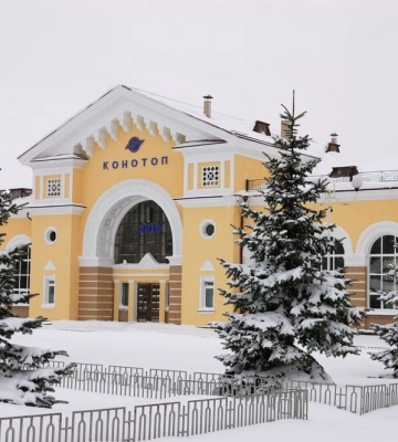 Росіяни завдали ракетного удару по Конотопу, травмовано три людини, пошкоджено багатоквартирний будинок
