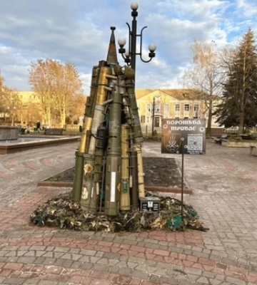 Фото дня: у Нововолинську з’явилась ялинка з відпрацьованих снарядів | Новини Нововолинська