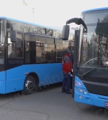 Місткі та комфортні: Миколаєву передали нові автобуси
