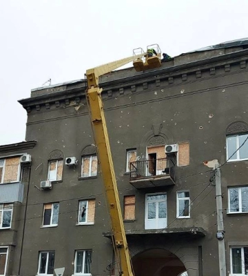 У Харкові комунальники усувають наслідки прильотів 