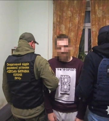 В’язень одеської виправної колонії виманив у жінки велику суму грошей