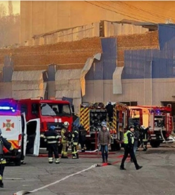 Під завалами пошкодженого складу в Києві залишаються люди, кількість постраждалих внаслідок атаки зросла