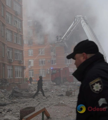 Наслідки ракетного удару РФ по будинку в Одесі. ФОТОрепортаж