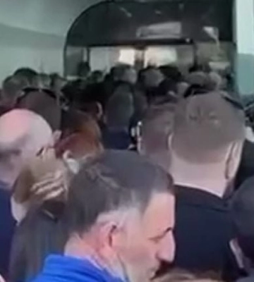 &quot;Не такие граждане&quot; - жителей Мелитополя не пускают домой даже с российскими паспортами (видео)
