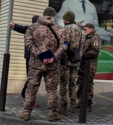 У Чернівцях працівниникк ТЦК вдарив чоловіка прикладом автомата — ЗМІ