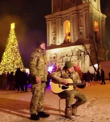 Пограничники спели «Щедрик» под открытым небом в центре Киева