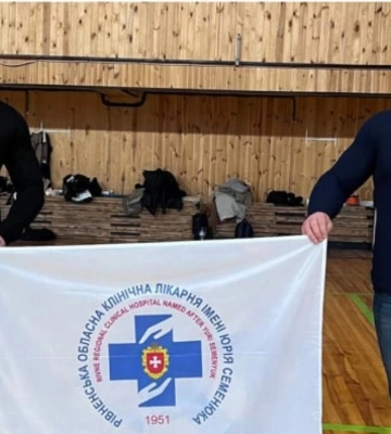 Лікар Рівненської обласної лікарні переміг у турнірі з пауерліфтингу на підтримку ЗСУ