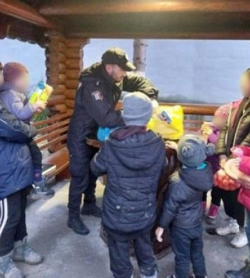 Співробітники поліції Рахова привітали зі святами дітей, які опинилися у складних життєвих обставинах