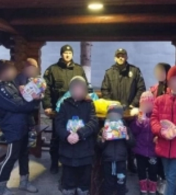 Рахівські поліціянти привітали зі святами дітей, які опинилися у складних життєвих обставинах