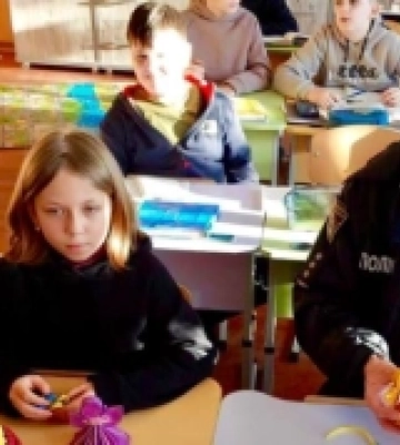 На Миколаївщини ювенальні поліцейські разом з дітьми виготовляли новорічні іграшки