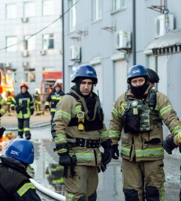 У столиці рятувальники звільнили чотирьох людей з-під завалів складського приміщення