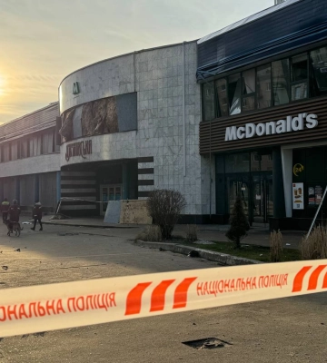 Из-под завалов склада в Киеве извлекли тело погибшего, спасательная операция продолжается: подробности