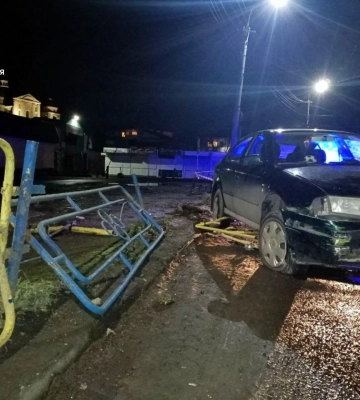 У Луцьку п&#039;яний 69-річний водій авто зніс дорожню огорожу біля Старого ринку