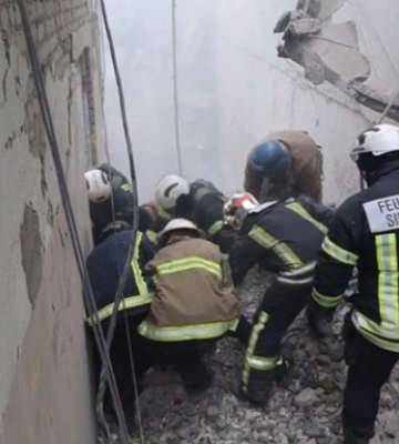 У ДСНС показали порятунок людини з-під завалів