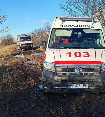 На Миколаївщині рятувальники витягли «швидку» та легковик з немовлям, які застрягли у багнюці