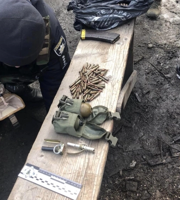 Поліція вилучила у херсонця гранати та понад сотню набоїв, які він намагався ввезти в Закарпатську область