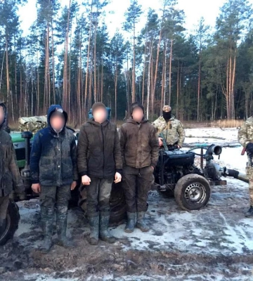 На Рівненщині поліція спіймала чотирьох незаконних бурштинокопачів