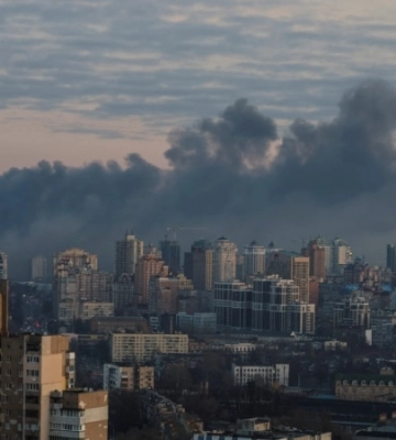 Пожежі, завали та уламки: наслідки масованої атаки з повітря у Києві (фоторепортаж)