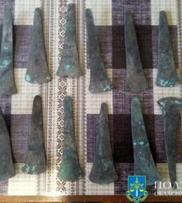 Чорного археолога із Полтавщини оштрафували, а старовинні тесла передали Національному музею історії України