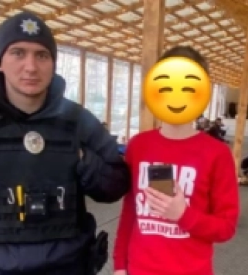 Ужгородські патрульні допомогли 13-річному хлопцю знайти втрачений телефон